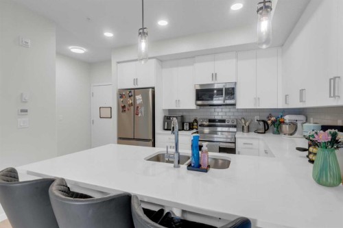 2106-33 Carringham Gate Nw, Calgary, AB - Indoor Photo Showing Kitchen With Upgraded Kitchen