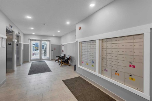 2106-33 Carringham Gate Nw, Calgary, AB - Indoor Photo Showing Other Room