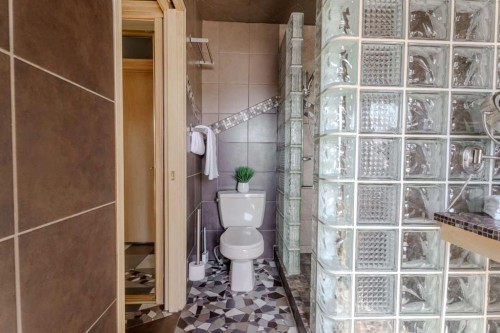 135 Canterbury Court Sw, Calgary, AB - Indoor Photo Showing Bathroom