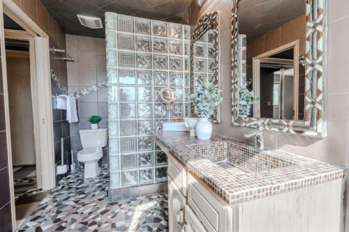 135 Canterbury Court Sw, Calgary, AB - Indoor Photo Showing Bathroom