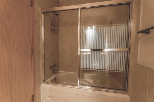 135 Canterbury Court Sw, Calgary, AB - Indoor Photo Showing Bathroom