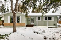 728 Oakhill Place SW Calgary, AB T2V 3X9