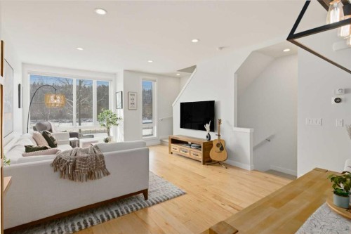 3012 Parkdale Boulevard Nw, Calgary, AB - Indoor Photo Showing Living Room