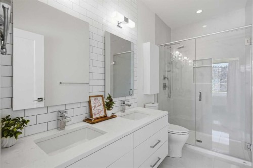 3012 Parkdale Boulevard Nw, Calgary, AB - Indoor Photo Showing Bathroom
