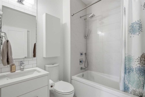 3012 Parkdale Boulevard Nw, Calgary, AB - Indoor Photo Showing Bathroom