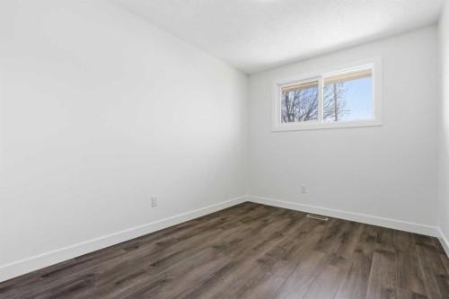 263 Doverview Crescent Se, Calgary, AB - Indoor Photo Showing Other Room