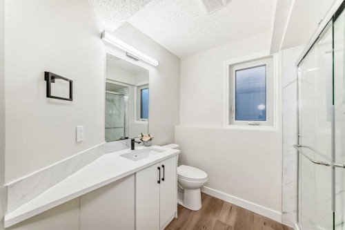 624 Shawinigan Drive Sw, Calgary, AB - Indoor Photo Showing Bathroom