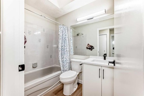 624 Shawinigan Drive Sw, Calgary, AB - Indoor Photo Showing Bathroom