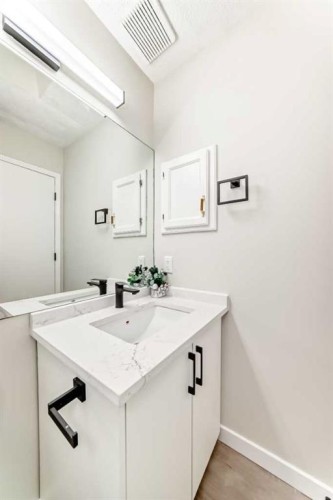 624 Shawinigan Drive Sw, Calgary, AB - Indoor Photo Showing Bathroom