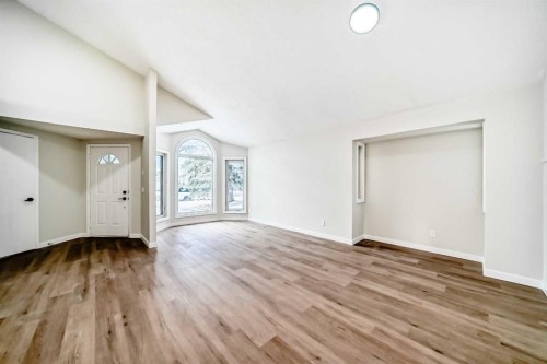 624 Shawinigan Drive Sw, Calgary, AB - Indoor Photo Showing Other Room