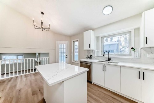 624 Shawinigan Drive Sw, Calgary, AB - Indoor Photo Showing Kitchen