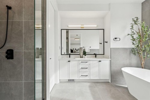 525 32 Street, Calgary, AB - Indoor Photo Showing Bathroom