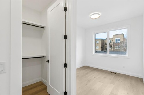 525 32 Street, Calgary, AB - Indoor Photo Showing Other Room