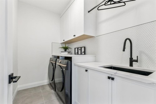 525 32 Street, Calgary, AB - Indoor Photo Showing Laundry Room