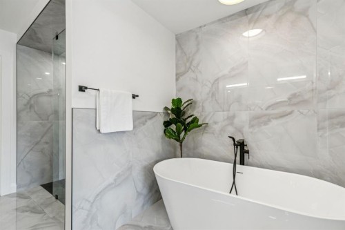 525 32 Street, Calgary, AB - Indoor Photo Showing Bathroom