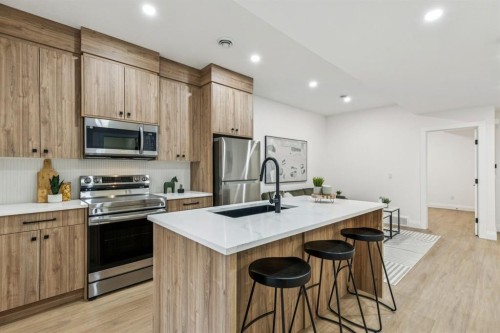 525 32 Street, Calgary, AB - Indoor Photo Showing Kitchen