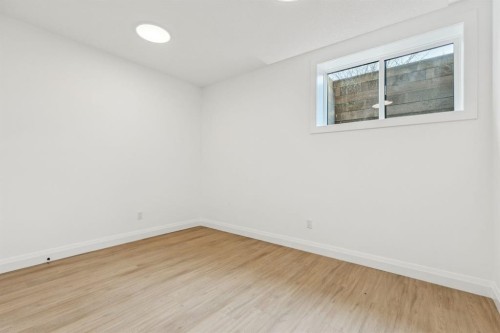 525 32 Street, Calgary, AB - Indoor Photo Showing Other Room
