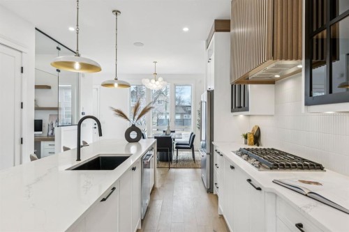 525 32 Street, Calgary, AB - Indoor Photo Showing Kitchen With Upgraded Kitchen