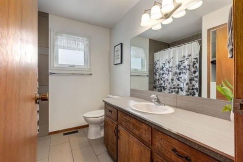 108 Westheights Close, Didsbury, AB - Indoor Photo Showing Bathroom
