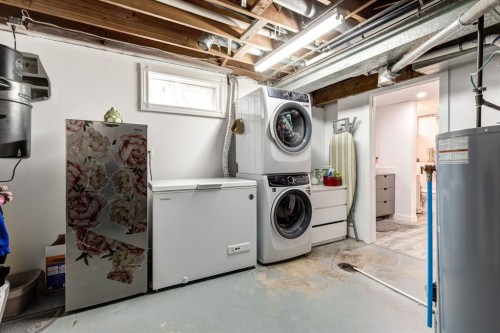 108 Westheights Close, Didsbury, AB - Indoor Photo Showing Laundry Room