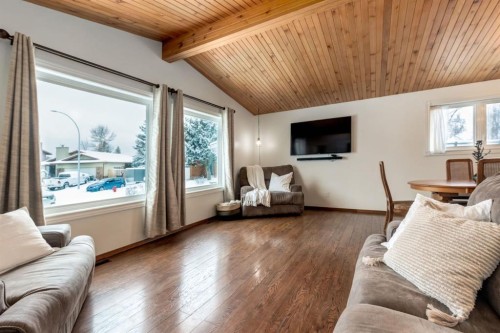 108 Westheights Close, Didsbury, AB - Indoor Photo Showing Living Room