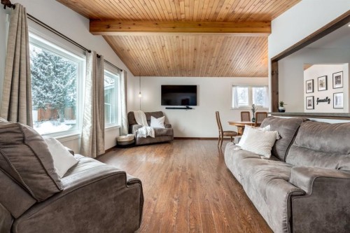 108 Westheights Close, Didsbury, AB - Indoor Photo Showing Living Room