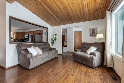 108 Westheights Close, Didsbury, AB - Indoor Photo Showing Living Room