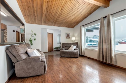 108 Westheights Close, Didsbury, AB - Indoor Photo Showing Living Room