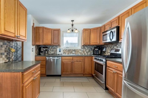 108 Westheights Close, Didsbury, AB - Indoor Photo Showing Kitchen With Stainless Steel Kitchen