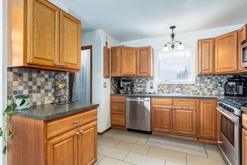 108 Westheights Close, Didsbury, AB - Indoor Photo Showing Kitchen With Stainless Steel Kitchen