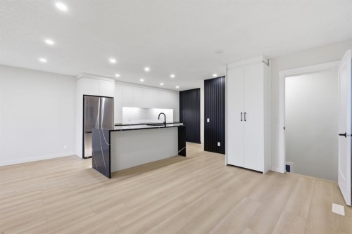 8426 Berkley Road Nw, Calgary, AB - Indoor Photo Showing Kitchen