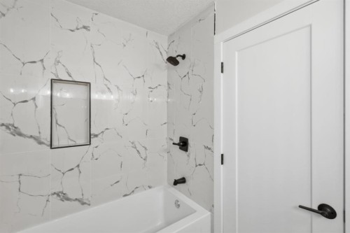 8426 Berkley Road Nw, Calgary, AB - Indoor Photo Showing Bathroom
