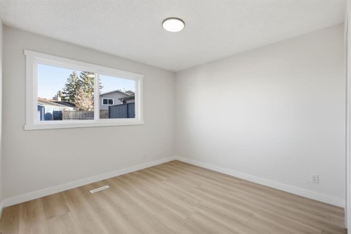 8426 Berkley Road Nw, Calgary, AB - Indoor Photo Showing Other Room