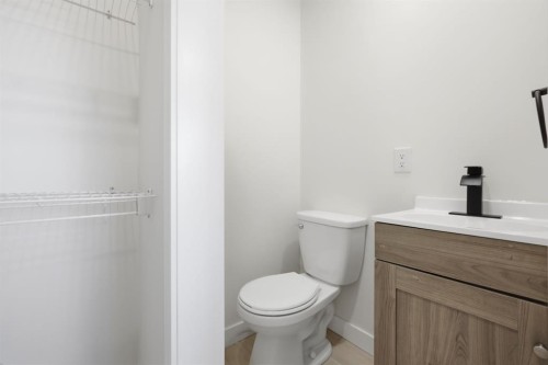 8426 Berkley Road Nw, Calgary, AB - Indoor Photo Showing Bathroom