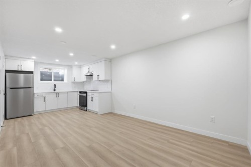 8426 Berkley Road Nw, Calgary, AB - Indoor Photo Showing Kitchen
