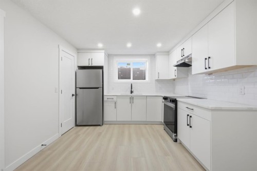 8426 Berkley Road Nw, Calgary, AB - Indoor Photo Showing Kitchen