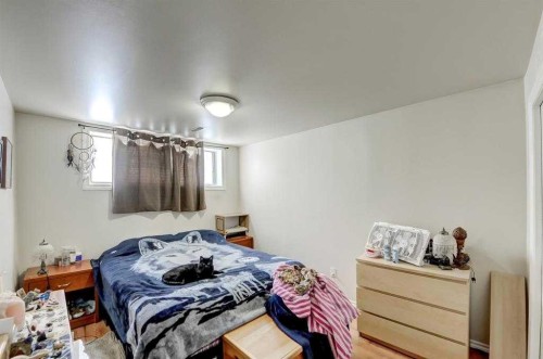 518 54 Avenue Sw, Calgary, AB - Indoor Photo Showing Bedroom