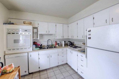 518 54 Avenue Sw, Calgary, AB - Indoor Photo Showing Kitchen With Double Sink