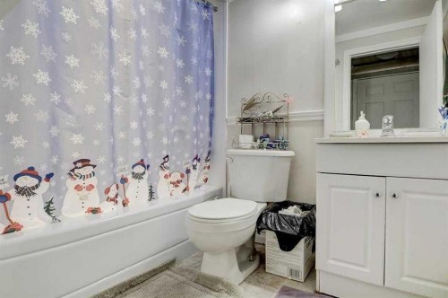 518 54 Avenue Sw, Calgary, AB - Indoor Photo Showing Bathroom