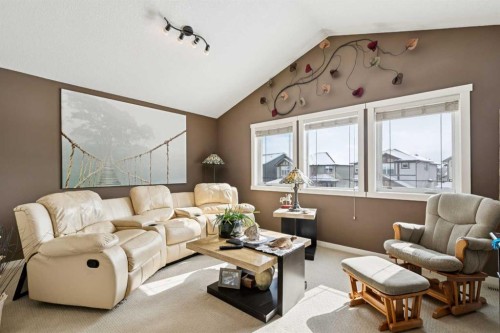 23 Kingston View Se, Airdrie, AB - Indoor Photo Showing Living Room
