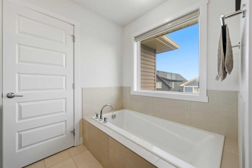 1448 Bayview Point Sw, Airdrie, AB - Indoor Photo Showing Bathroom