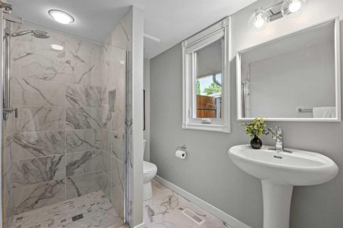 308 Parkridge Green Se, Calgary, AB - Indoor Photo Showing Bathroom