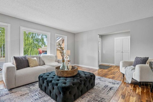 308 Parkridge Green Se, Calgary, AB - Indoor Photo Showing Living Room