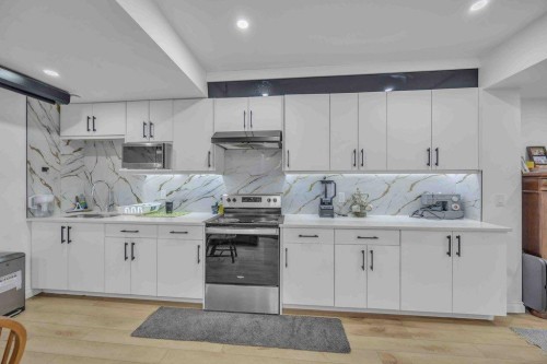 184 Cornerbrook Common Ne, Calgary, AB - Indoor Photo Showing Kitchen