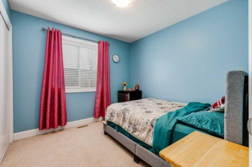 935 Windhaven Close Sw, Airdrie, AB - Indoor Photo Showing Bedroom