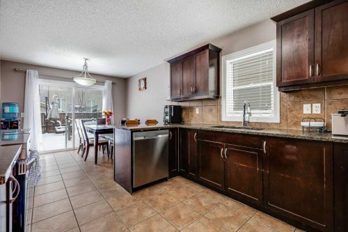 935 Windhaven Close Sw, Airdrie, AB - Indoor Photo Showing Kitchen