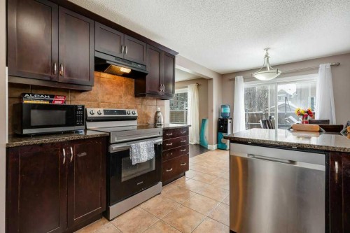 935 Windhaven Close Sw, Airdrie, AB - Indoor Photo Showing Kitchen
