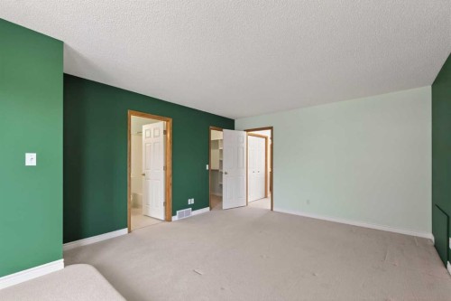 88 Scenic Gardens Nw, Calgary, AB - Indoor Photo Showing Bedroom