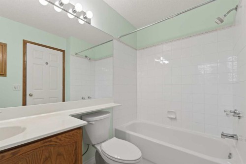 88 Scenic Gardens Nw, Calgary, AB - Indoor Photo Showing Bathroom