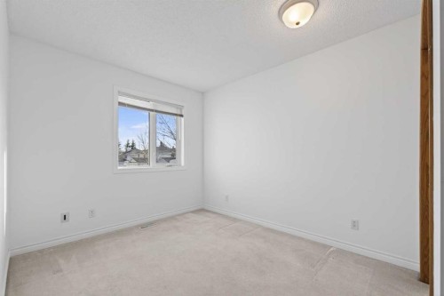 88 Scenic Gardens Nw, Calgary, AB - Indoor Photo Showing Other Room